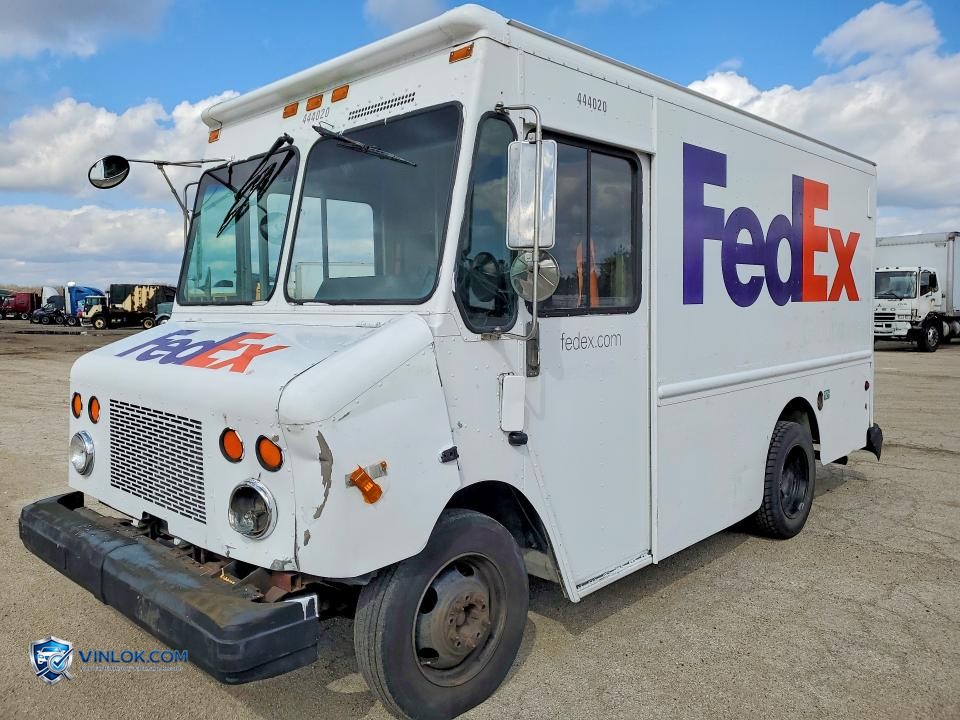 2002 WORKHORSE P42 DELIVERY TRUCK – Lot 48487016 auction photo