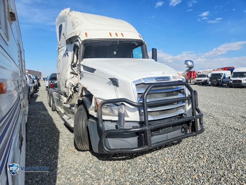 2020 FREIGHTLINER CASCADIA 126 SEMI TRUCK – Lot 49061316 auction photo