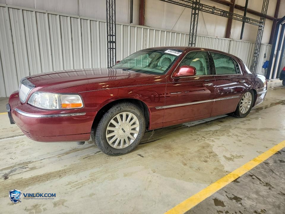 2004 LINCOLN TOWN CAR EXECUTIVE – Lot 49859936 auction photo