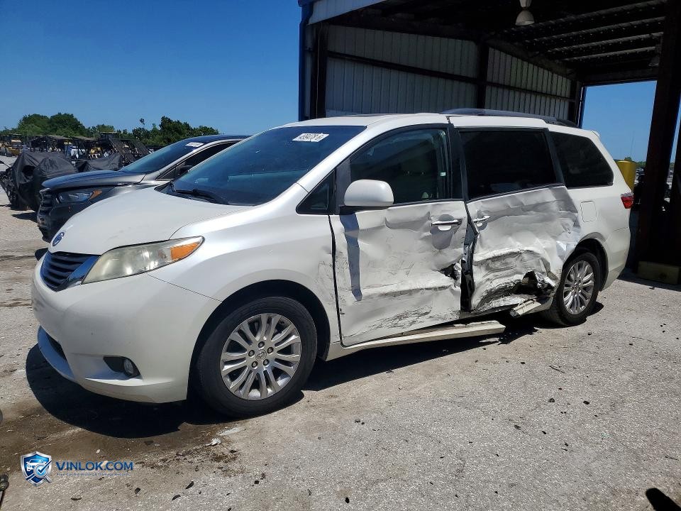 2015 TOYOTA SIENNA XLE 8-PASSENGER – Lot 49947816 auction photo