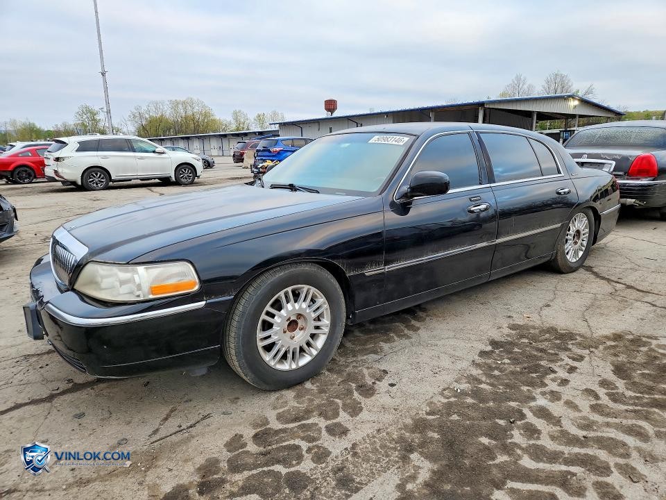 2011 LINCOLN TOWN CAR SIGNATURE LONG WHEELBASE – Lot 50983146 auction photo