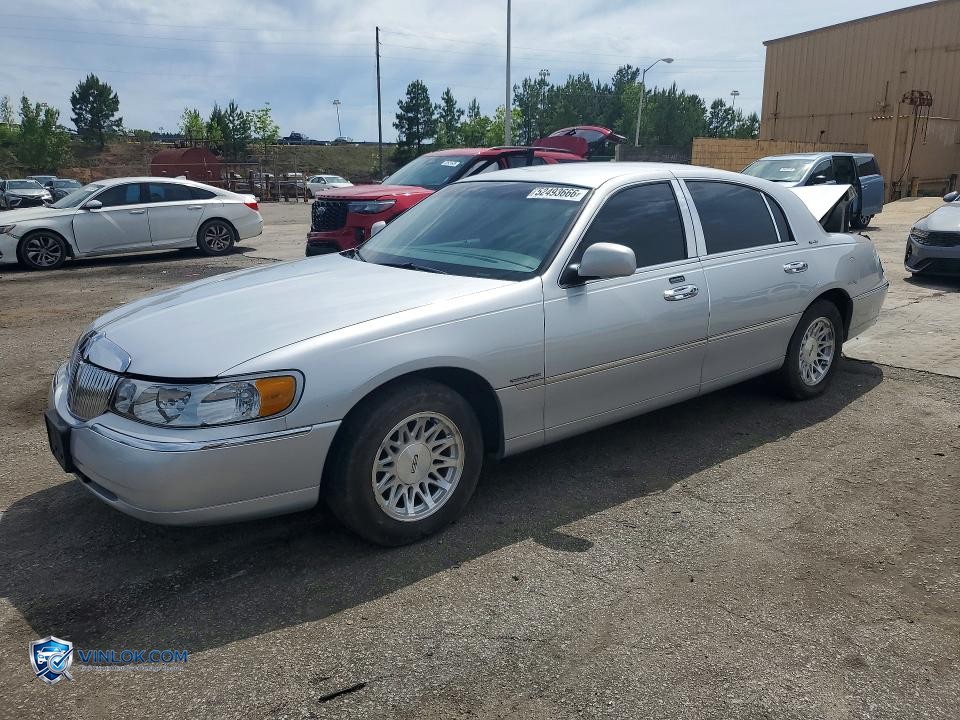 1999 LINCOLN TOWN CAR SIGNATURE – Lot 52493666 auction photo