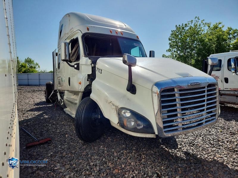 2018 FREIGHTLINER CASCADIA 125 SEMI TRUCK – Lot 52902476 auction photo
