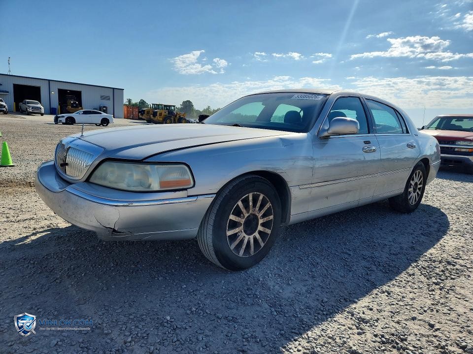 2006 LINCOLN TOWN CAR SIGNATURE – Lot 53085026 auction photo
