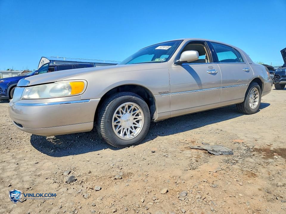 2000 LINCOLN TOWN CAR SIGNATURE – Lot 53299186 auction photo