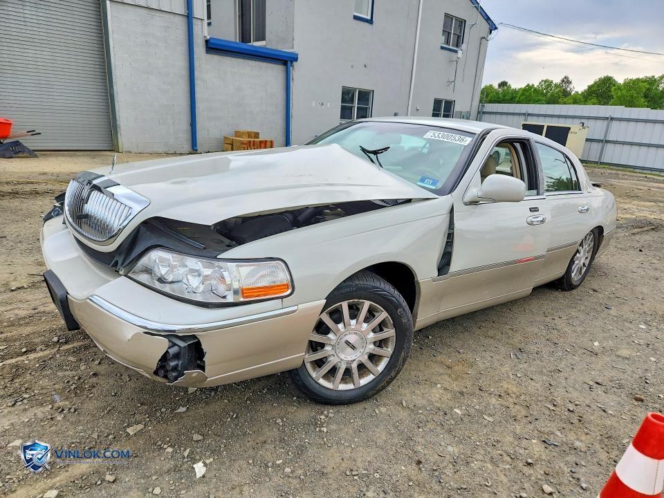 2006 LINCOLN TOWN CAR SIGNATURE – Lot 53300536 auction photo
