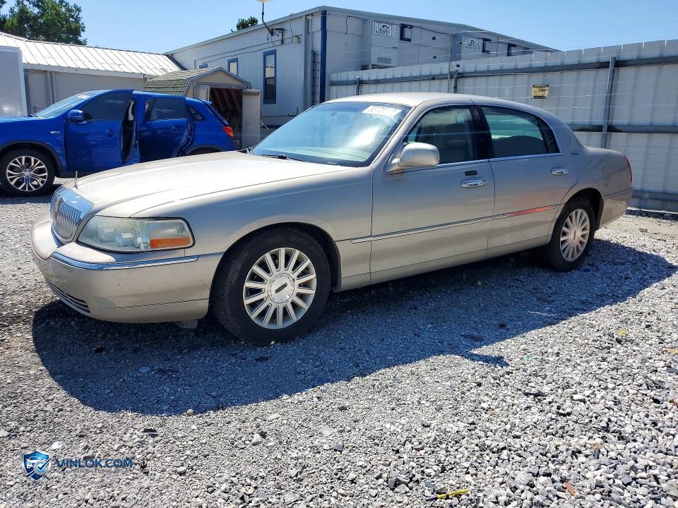 2004 LINCOLN TOWN CAR – Lot 53720616 auction photo