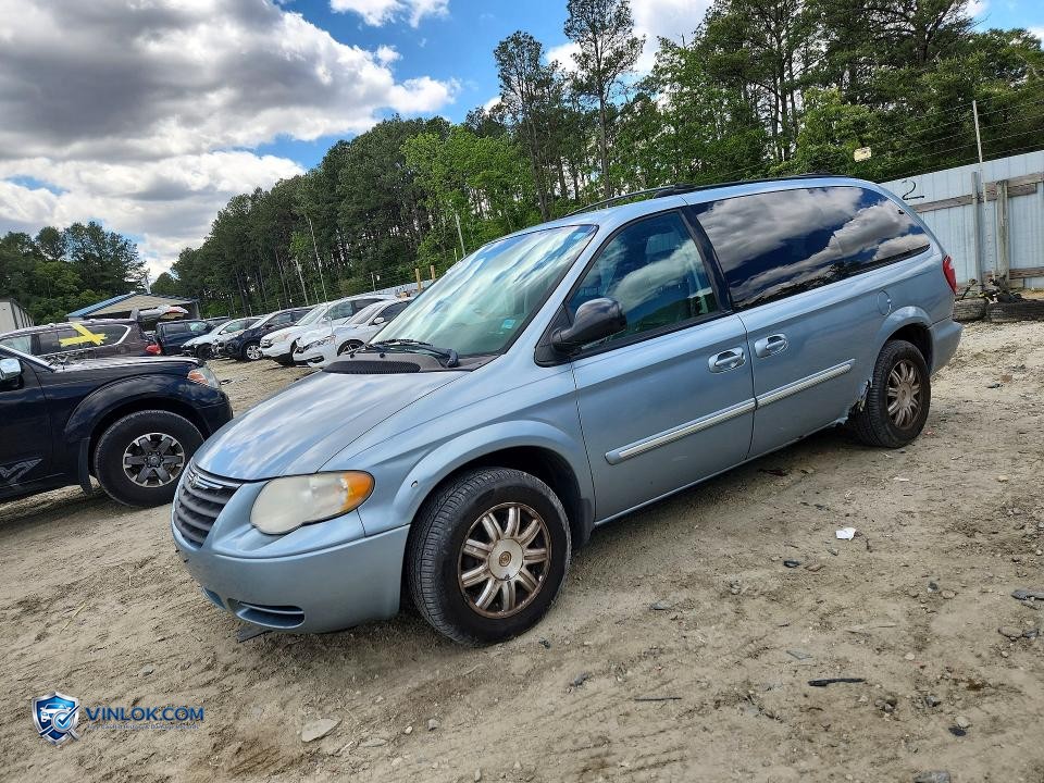 2005 CHRYSLER TOWN & COUNTRY TOURING – Lot 53793896 auction photo