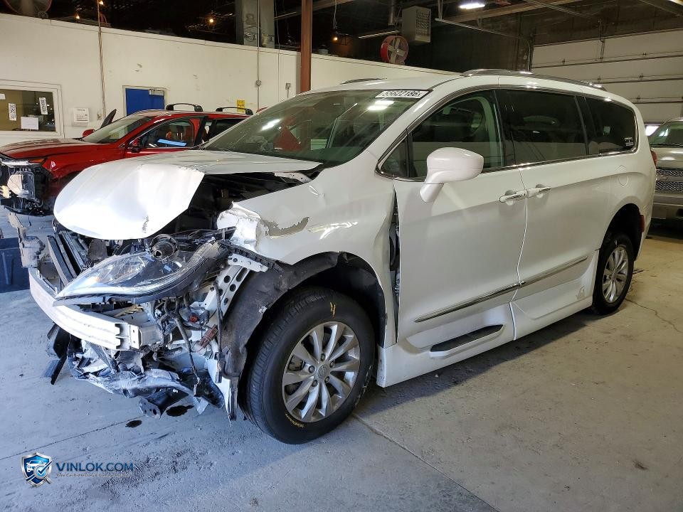 2018 CHRYSLER PACIFICA TOURING L – Lot 55622186 auction photo