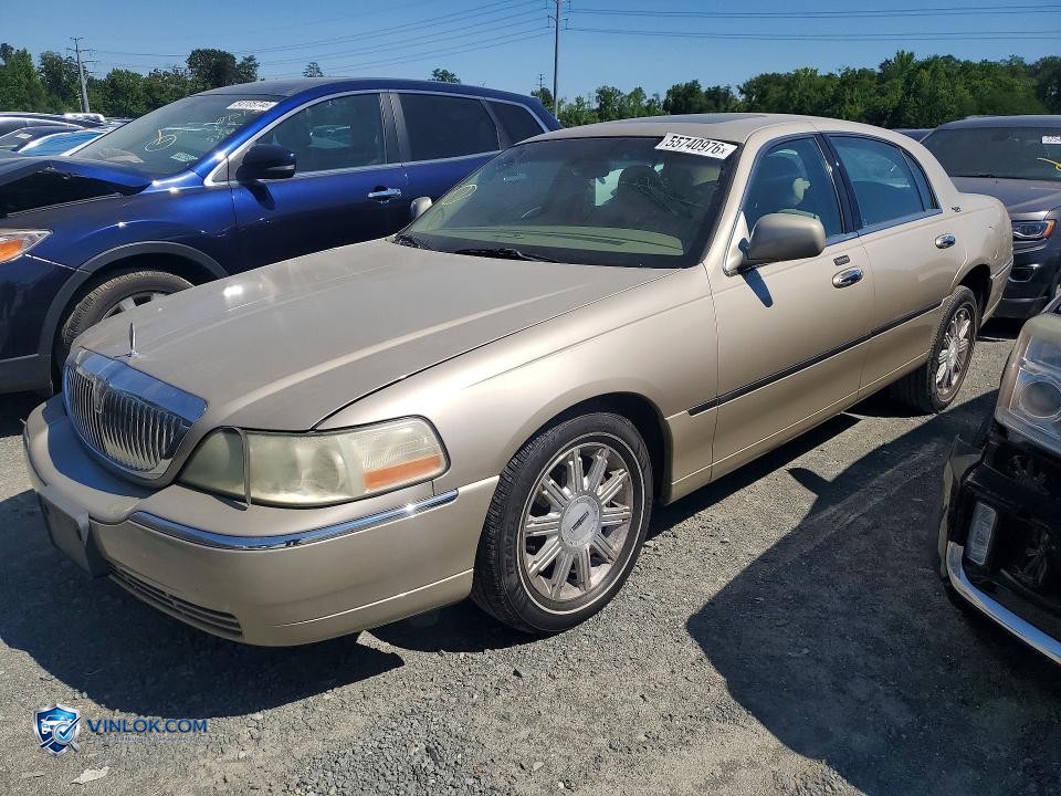 2006 LINCOLN TOWN CAR SIGNATURE LIMITED – Lot 55740976 auction photo