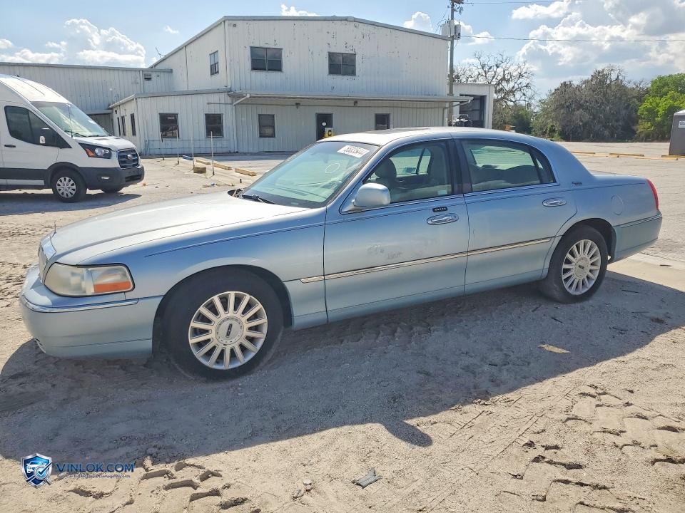 2005 LINCOLN TOWN CAR SIGNATURE LIMITED – Lot 55835444 auction photo