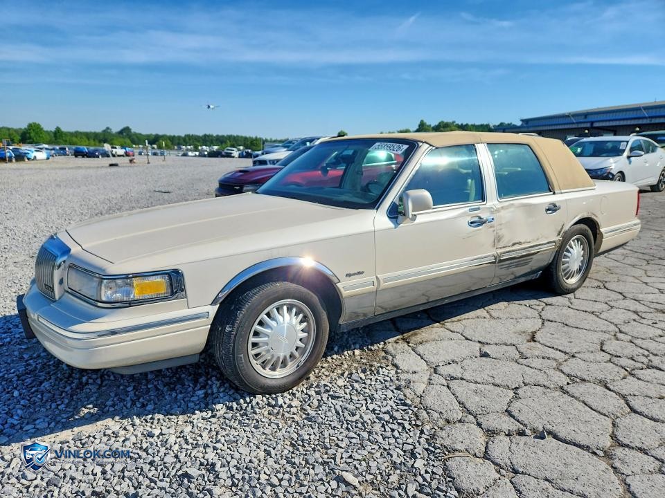 1997 LINCOLN TOWN CAR SIGNATURE – Lot 55859526 auction photo