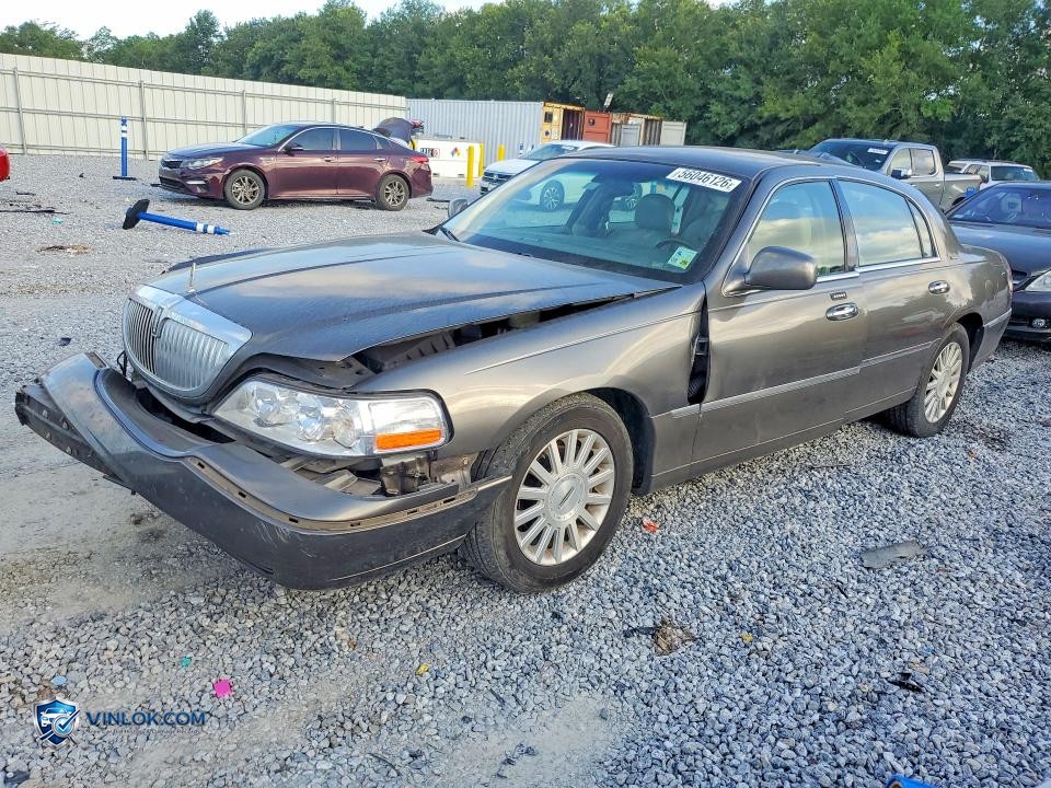 2004 LINCOLN TOWN CAR SIGNATURE – Lot 56046126 auction photo