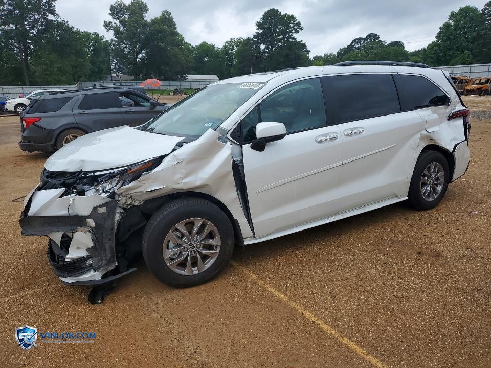 2026 TOYOTA SIENNA XLE 8-PASSENGER – Lot 56052056 auction photo