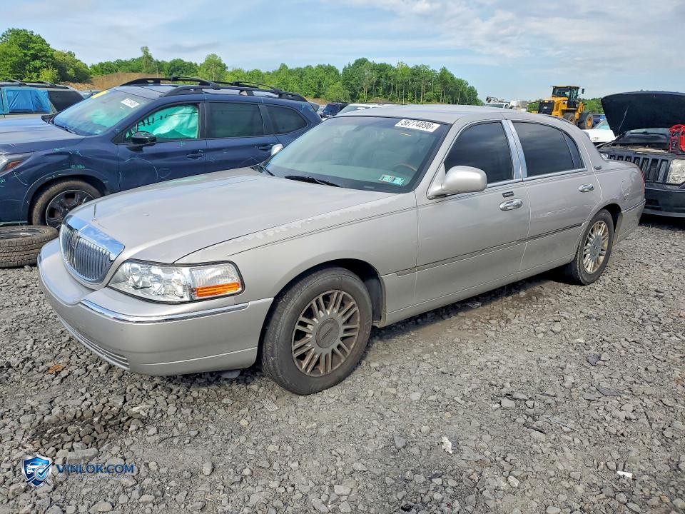 2011 LINCOLN TOWN CAR SIGNATURE LIMITED – Lot 56774896 auction photo