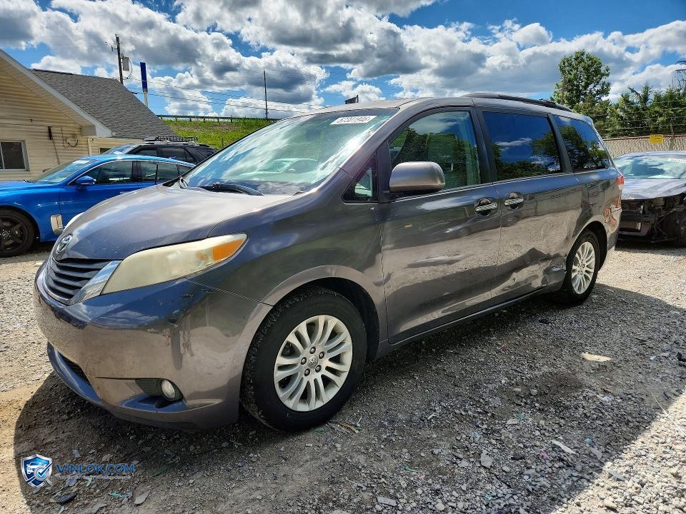 2013 TOYOTA SIENNA XLE 8-PASSENGER – Lot 57301946 auction photo