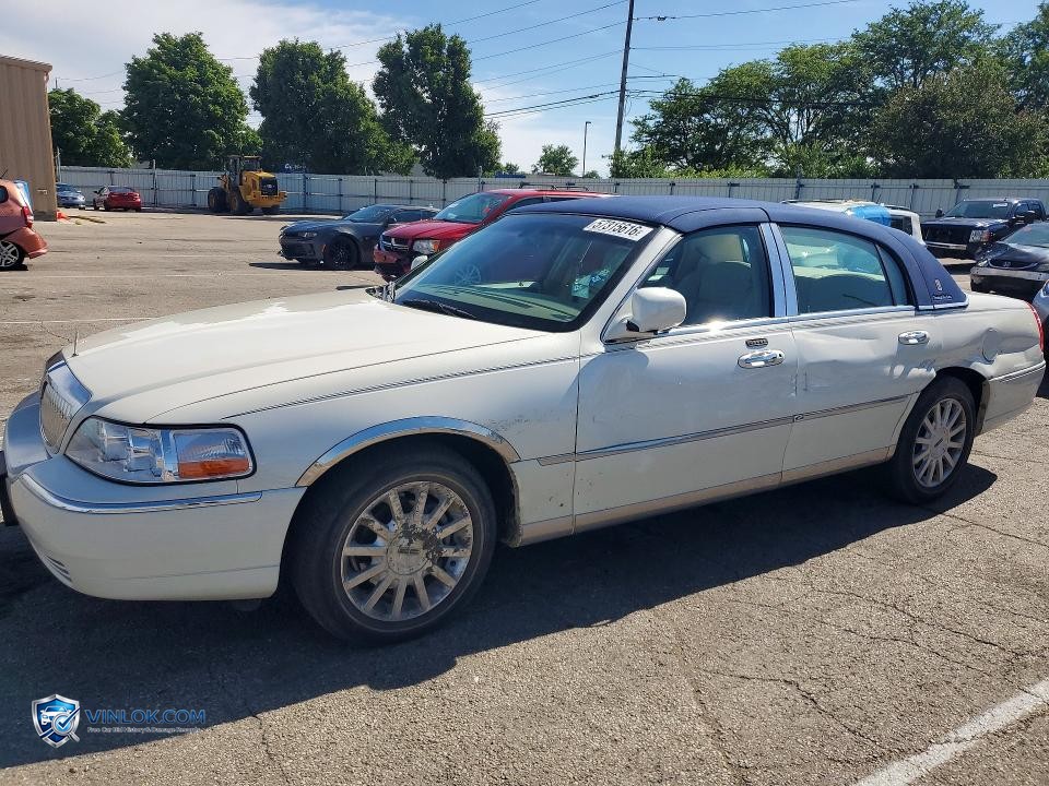 2006 LINCOLN TOWN CAR SIGNATURE – Lot 57315616 auction photo