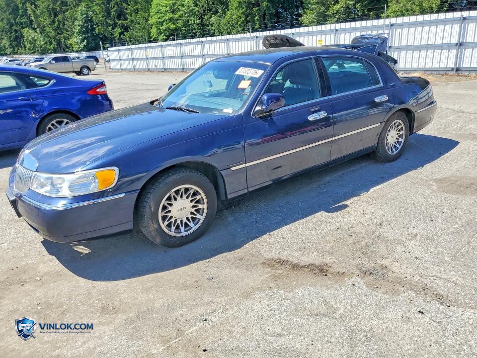 2001 LINCOLN TOWN CAR SIGNATURE – Lot 57325726 auction photo