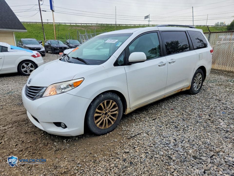 2013 TOYOTA SIENNA XLE 8-PASSENGER – Lot 57367086 auction photo