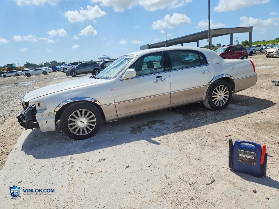 2003 LINCOLN TOWN CAR SIGNATURE – Lot 57488836 auction photo
