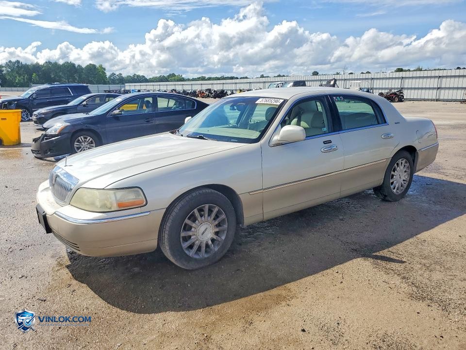 2006 LINCOLN TOWN CAR SIGNATURE – Lot 57685296 auction photo