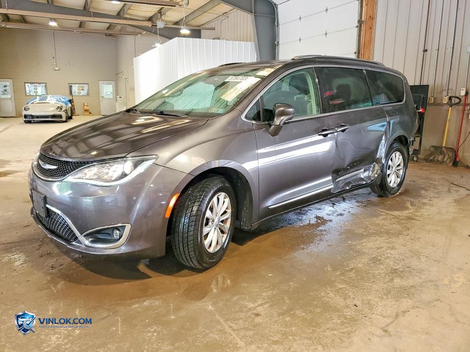 2019 CHRYSLER PACIFICA TOURING L – Lot 57847036 auction photo