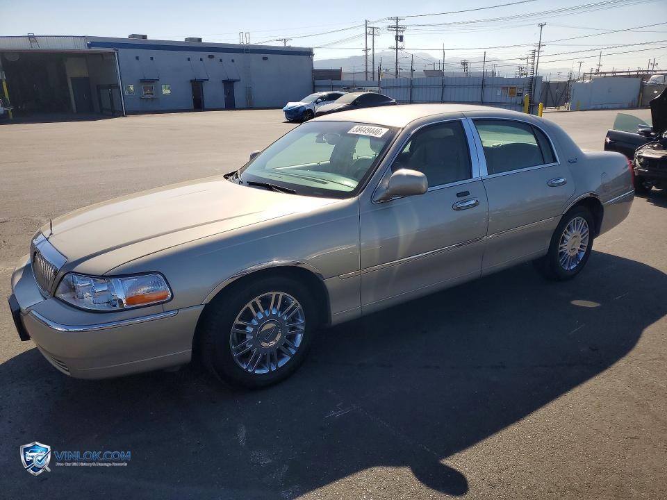 2010 LINCOLN TOWN CAR SIGNATURE LIMITED – Lot 58449446 auction photo