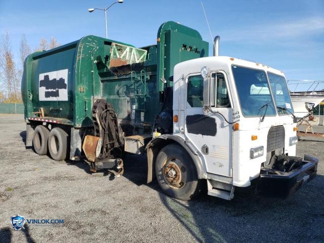 2002 PETERBILT 320 REFUSE TRUCK – Lot 68274225 auction photo