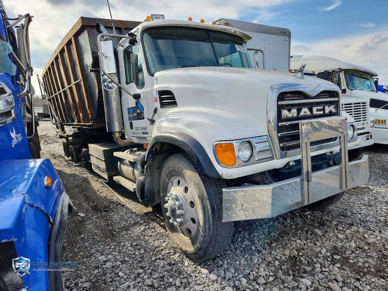 2004 MACK 700 CV700 - ROLL-OFF CONTAINER TRUCK – Lot 76618255 auction photo