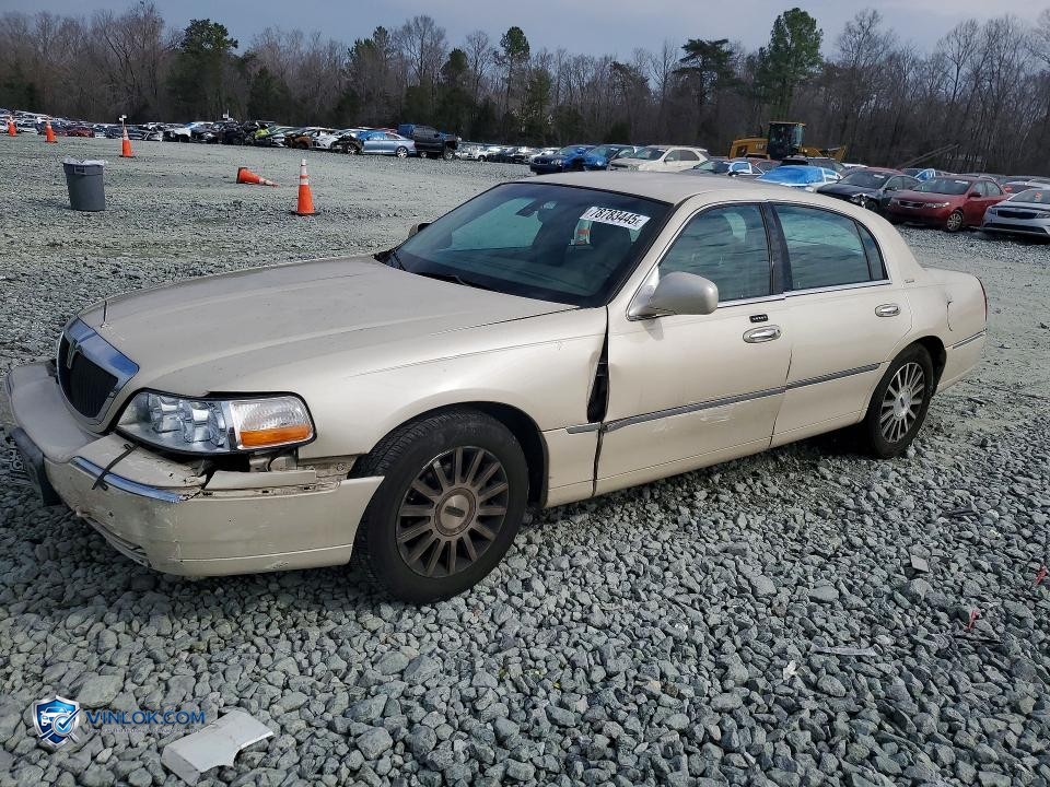 2003 LINCOLN TOWN CAR SIGNATURE – Lot 78783445 auction photo
