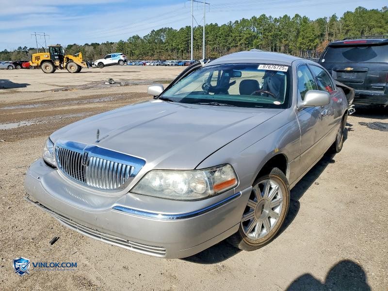 2011 LINCOLN TOWN CAR SIGNATURE LIMITED – Lot 97676725 auction photo