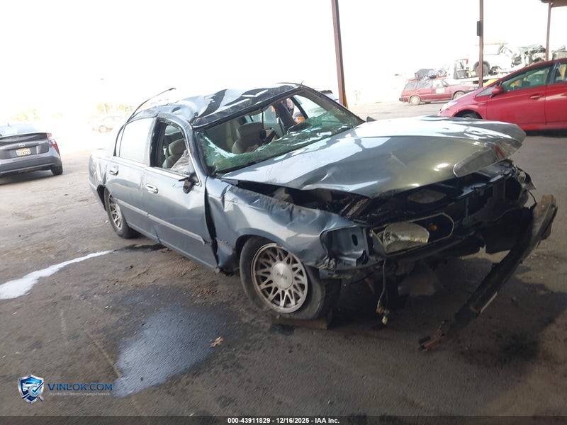 1999 LINCOLN TOWN CAR SIGNATURE – Lot 43911829 auction photo