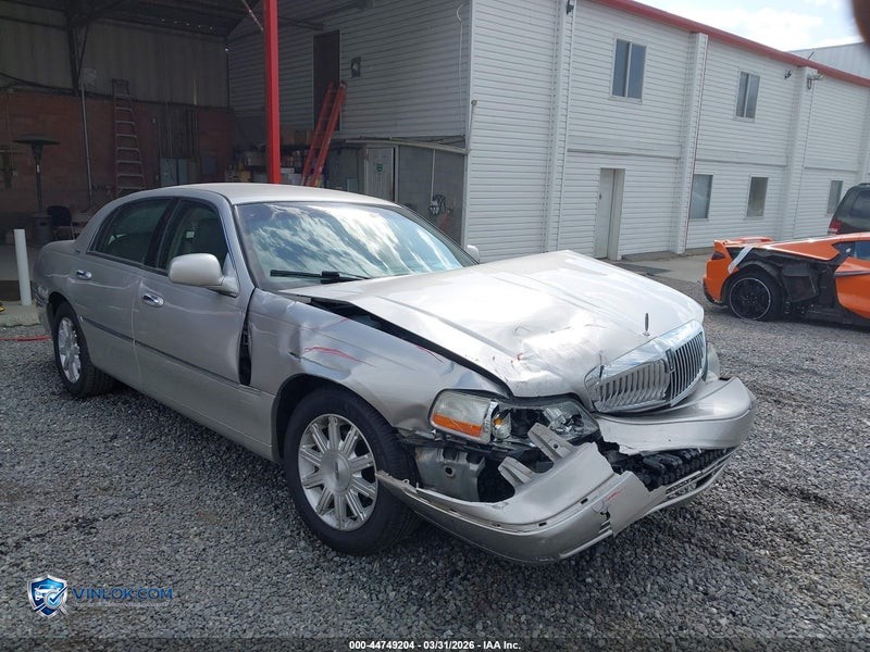 2011 LINCOLN TOWN CAR SIGNATURE LIMITED – Lot 44749204 auction photo