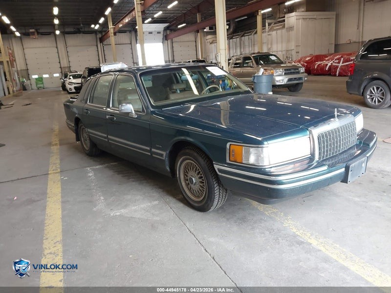 1994 LINCOLN TOWN CAR SIGNATURE/TOURNAMENT – Lot 44945178 auction photo
