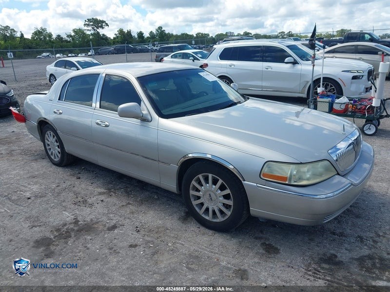 2007 LINCOLN TOWN CAR SIGNATURE – Lot 45249887 auction photo