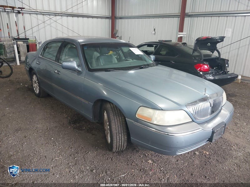 2004 LINCOLN TOWN CAR SIGNATURE – Lot 45261967 auction photo