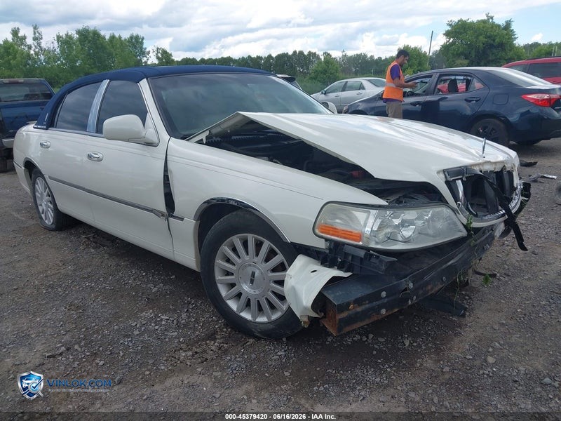 2004 LINCOLN TOWN CAR ULTIMATE – Lot 45379420 auction photo